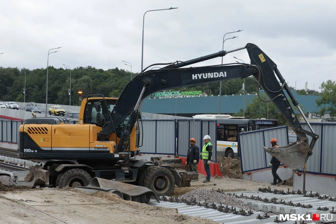 Рабочие, которые контролируют процесс строительства новой трамвайной линии | Источник: Дмитрий Толстошеев / MSK1.RU