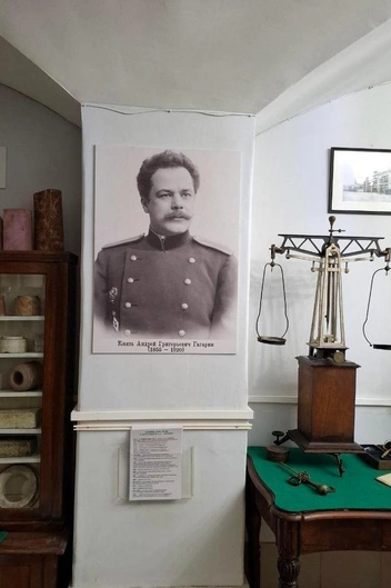 Портрет первого директора института князя Андрея Гагарина в его мемориальной комнате в главном корпусе | Источник: Ирина Багликова