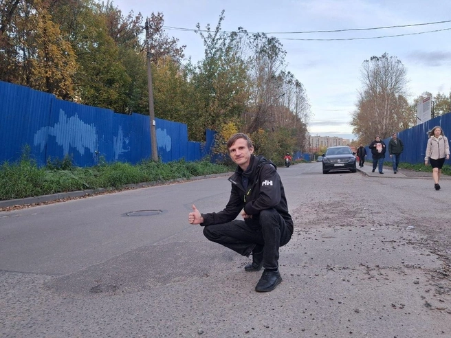 Алексей показывает дорогу после ямочного ремонта, который провели сами жители | Источник: Анна Мотовилова / «Фонтанка.ру»