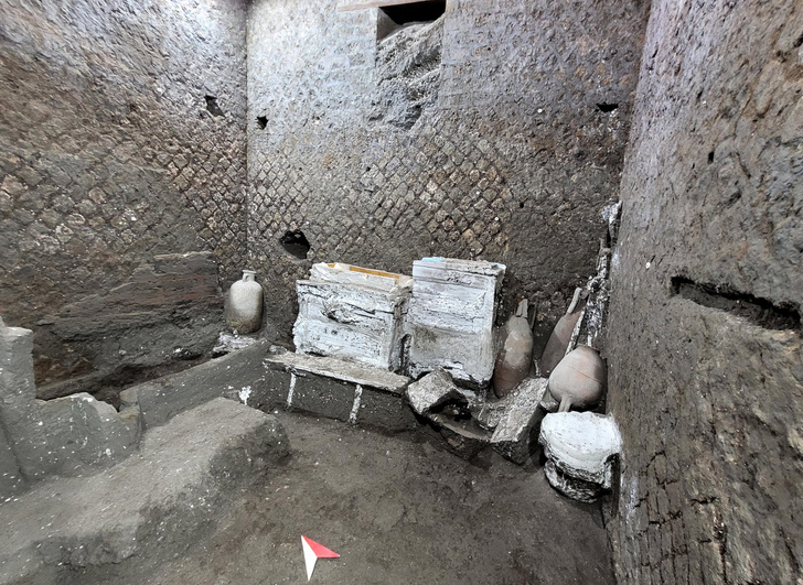 Комната с мертвой крысой: в Помпеях нашли спальню рабов с остатками их скарба