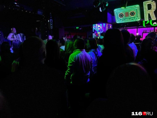 Гости собрались у сцены до начала выступления | Источник: Регина Алтынбаева / 116.RU