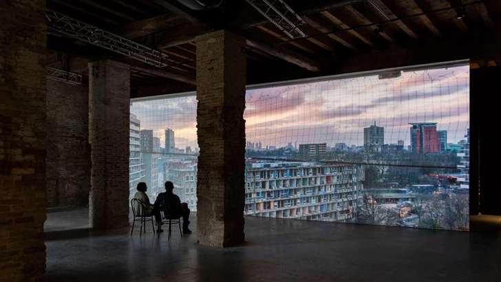 Комплекс Robin Hood Gardens на биеннале в Венеции (фото 12)