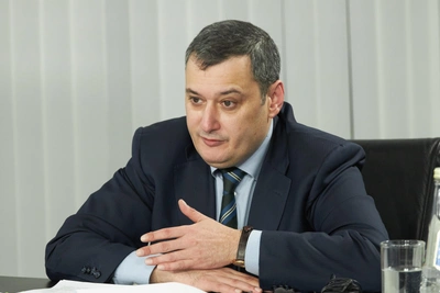 Khinstein undergoes surgery after accident, reveals femoral fracture