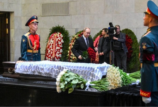 Путин проводил однокурсницу в последний путь | Источник: RIA_kremlinpool / «Телеграм»