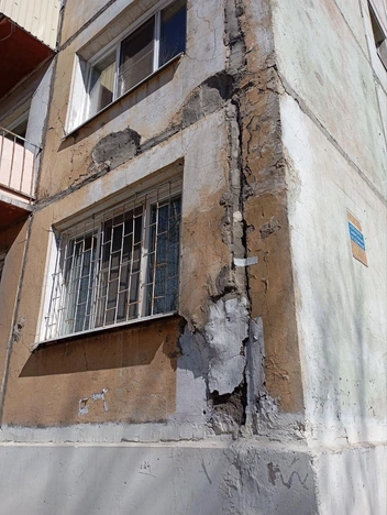 На трещинах дома наклеены маячки | Источник: очевидец