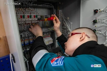 Они имеют возможность практиковаться на реальных рабочих местах с выплатой зарплаты | Источник: телеграм-канал Александра Моора