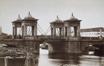 На фотографии 1870-х годов можно разглядеть деревянный разводной пролет | Источник: Мостотрест