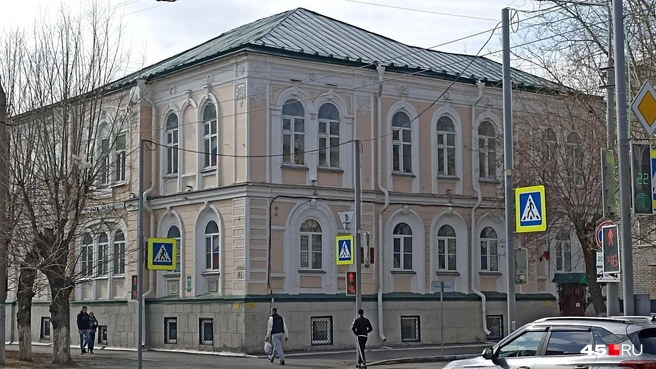 В здании уездного мужского училища сейчас областная детско-юношеская библиотека им. В. Потанина | Источник: Анна Сарапульцева /45.RU