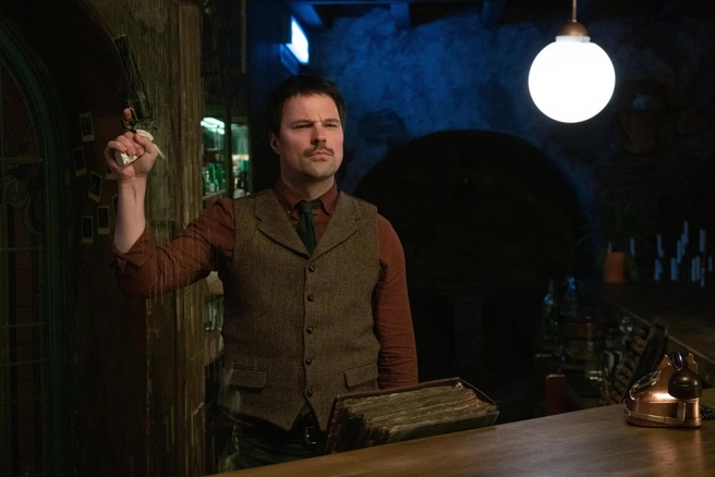 Мертвые трубку не бросают: Данила Козловский в мистической трагикомедии «Бар „Один звонок“» | Источник: KION