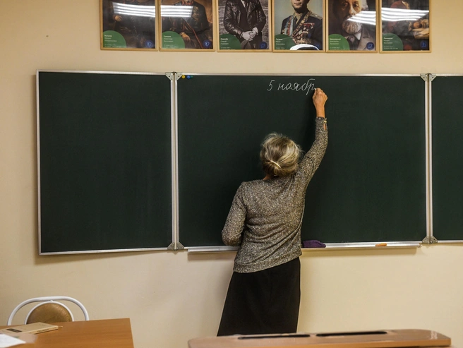 <p>Как будто «Разговоров о важном» школьникам было недостаточно</p> | Источник: Артём Устюжанин / E1.RU