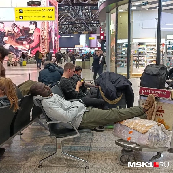 В ожидании рейса многие пассажиры коротают время на лавочках | Источник: Анастасия Харитонова / MSK1.RU
