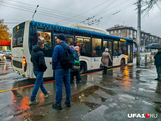 По окнам видно, какая там масса людей | Источник: Булат Салихов / UFA1.RU