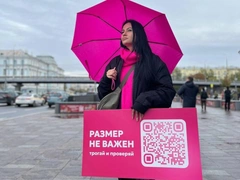 Москвички вышли на улицы в розовом, чтобы напомнить о важности самодиагностики