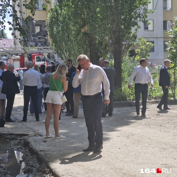 На место происшествия приехали все чиновники. Михаил Исаев выразил соболезнования семьям погибших | Источник: Виктория Федорова / 164.RU