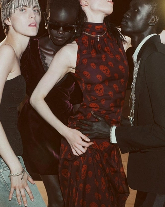 Черепа снова в моде: Alexander McQueen возвращает главный ДНК-принт