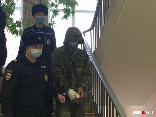 Подозреваемого ведут в зал суда | Источник: Вероника Свизева