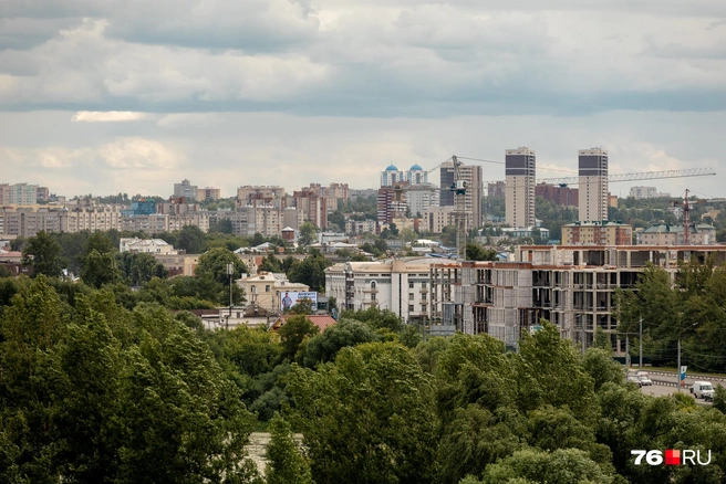 С высоты можно хорошо рассмотреть здания на Московском проспекте. Например, строящийся IT-центр и высотки у автовокзала  | Источник: Александр Куренной / 76.RU 