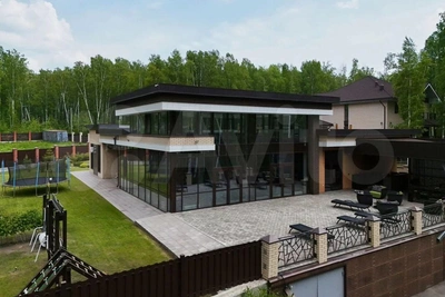 В Молодёжном продают коттедж у Ангары с террасами и рощей