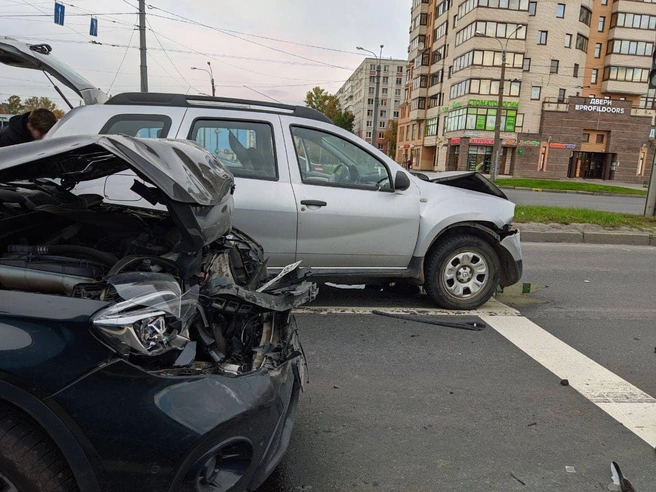 Водители автомобилей изобразили синхронное «причаливание» на перекрестке Славы и Бухарестской (фото) | Источник: «Мегаполис»