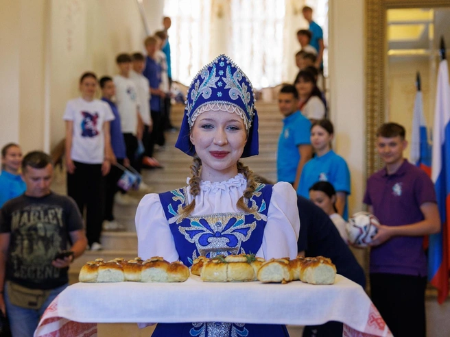 Сборную Буркина-Фасо также встречали караваем несколькими днями ранее | Источник: Алексей Волхонский / V1.RU