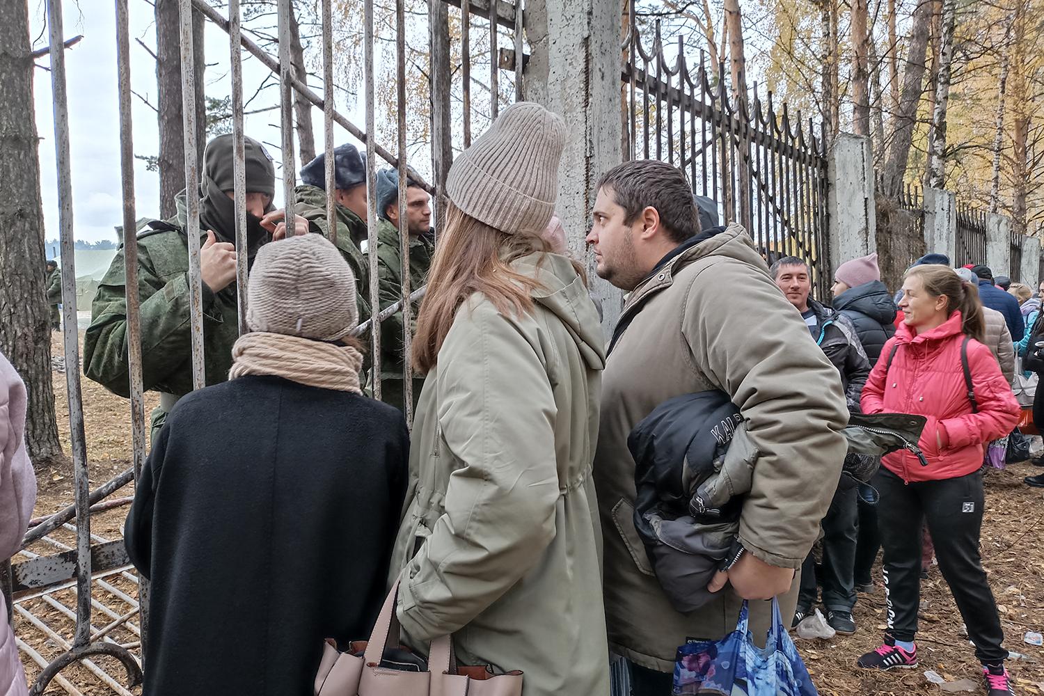 Как родственники мобилизованных проводят дни по ту сторону забора в  Новосибирске, 4 октября 2022 г. - 4 октября 2022 - НГС.ру