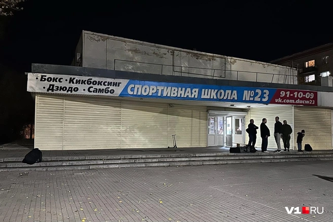 Но их помощь сотрудникам школы не потребовалась | Источник: Алексей Волхонский / V1.RU