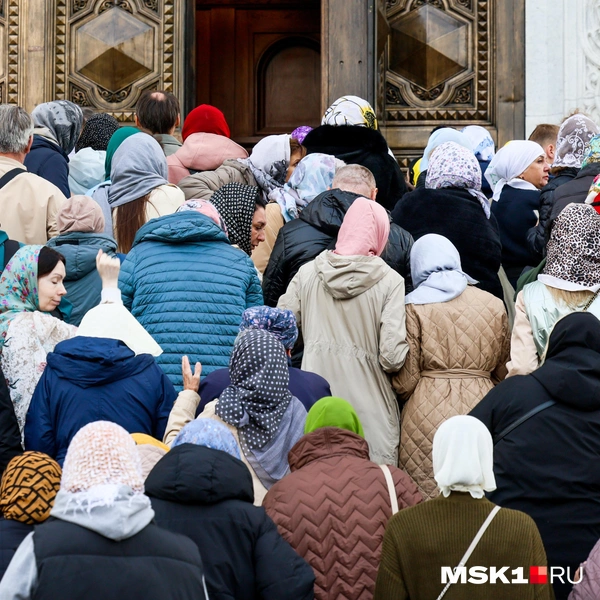Толпы и у входа в храм | Источник: Артем Устюжанин / MSK1.RU