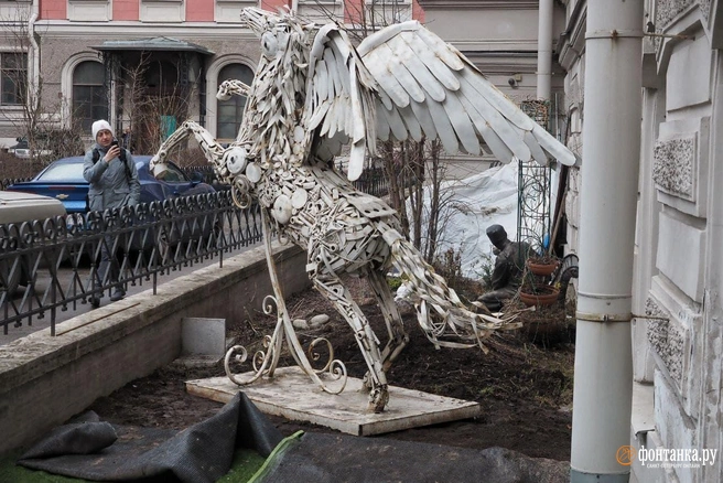 Три новые скульптуры «без прописки» появились рядом с памятником «Собачьему сердцу». Чиновники отказались от игры «в прятки» (фото) | Источник: Михаил Огнев / «Фонтанка.ру»