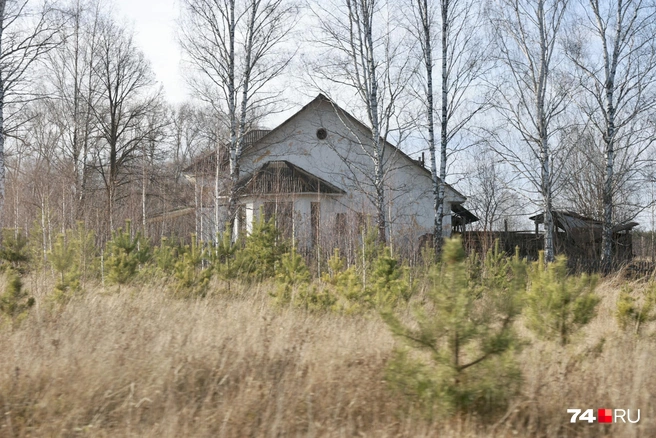 Неподалеку уцелело здание столовой. Явно западно-европейский стиль | Источник: Михаил Шилкин