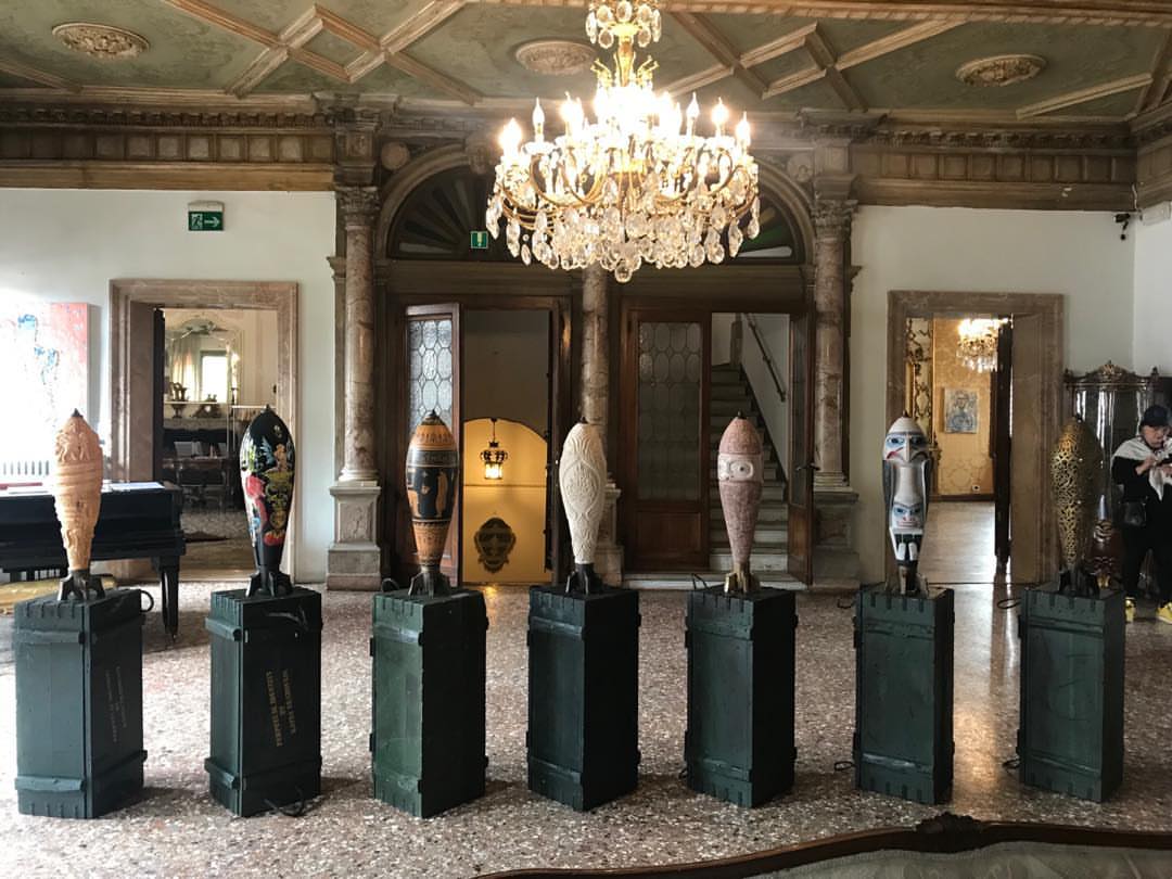 Художник Катя Трабулси и ее арт-объекты в виде снарядов | Источник: @katyatraboulsi