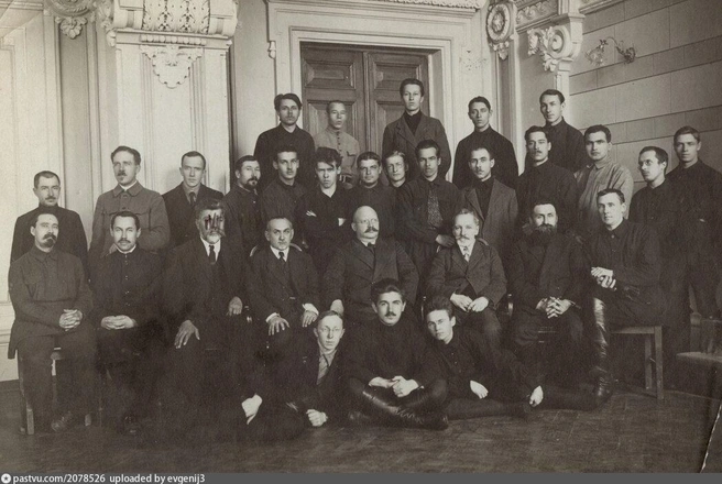 А это фото студентов и преподавателей инженерно-строительного факультета Сибирского технологического института (сегодняшний Томский политех). Фото сделано в конце 1920-х гг. Так сразу и не скажешь, кто из них студент, а кто&nbsp;— преподаватель | Источник: pastvu.com