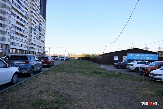 А за забором паркуют уже «штрафников» | Источник: Михаил Шилкин