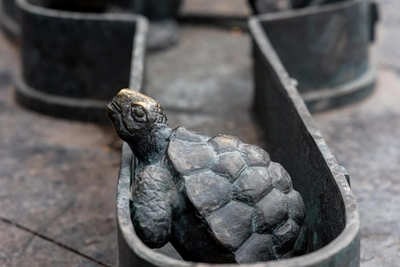 Красноярцы трут носы памятникам, но фотографа обходят