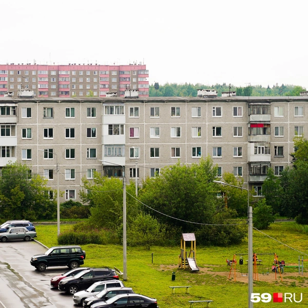 Вид из окна пятого этажа на брежневки | Источник: Репсиме Зурнаджян / 59.RU