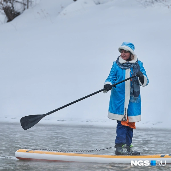 Под костюмами участники заплыва тепло одеты  | Источник: Александр Ощепков / NGS.RU