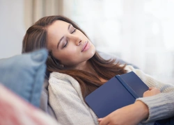 Почему спать днем вредно, и как избавиться от этой привычки