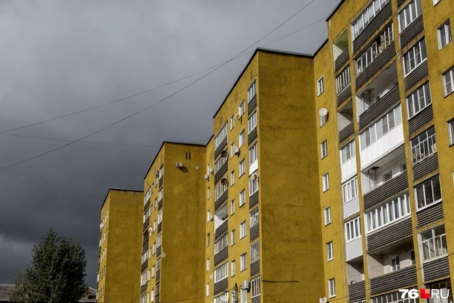В доме девять подъездов  | Источник: Александр Куренной / 76.RU