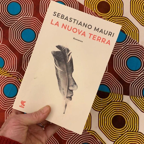 «La Nuova Terra», автор Sebastiano Mauri. Это роман на итальянском языке, тоже написанный Себастьяно Маури | Источник: Соцсети