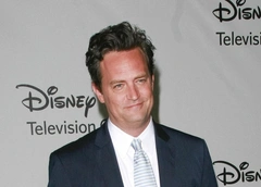 Врача, который поставлял наркотики Мэттью Перри, посадили: в суде он рыдал и извинялся перед семьей актера