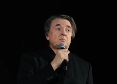 Эрнст почтил память Мадянова, пустив самолетики, Николаев постарел: премьера фильма «Любовь Советского Союза»