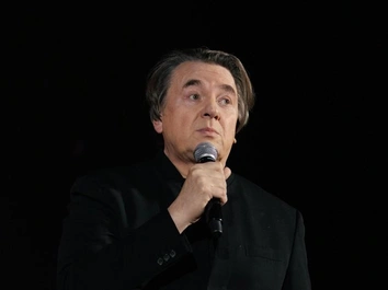 Эрнст почтил память Мадянова, пустив самолетики, Николаев постарел: премьера фильма «Любовь Советского Союза»