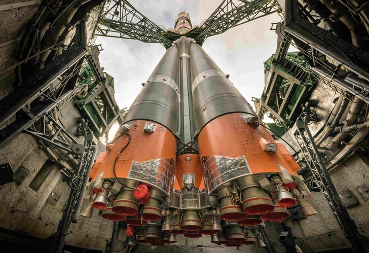 Российский космический корабль «Союз МС-24» и ракета-носитель установлены вертикально на стартовую площадку 31 на космодроме Байконур, 12 сентября 2023 года, Байконур, Казахстан | Источник: Bill Ingalls / NASA / Planet Pix via ZUMA Press / Alamy / Legion Media