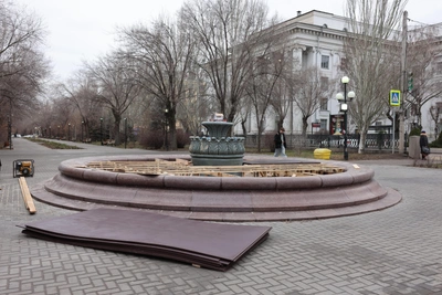 В Волгограде фонтан после ремонта закрыли досками