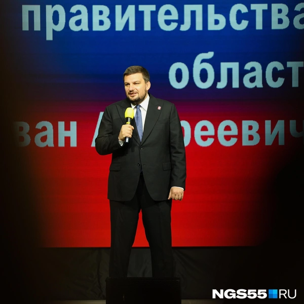 В лицей с поздравлениями приехал заместитель председателя правительства Омской области Иван Колесник  | Источник: Евгений Софийчук / NGS55.RU 