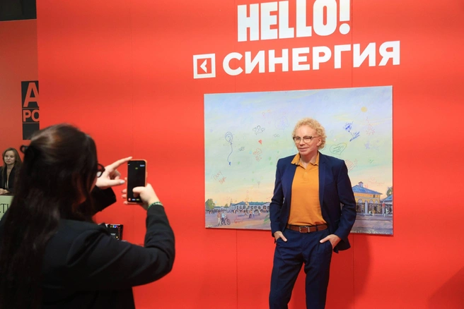 Каждый посетитель ярмарки может не только познакомиться с искусством, но и приобрести работу, напрямую поддержав автора | Источник: Дмитрий Толстошеев / MSK1.RU