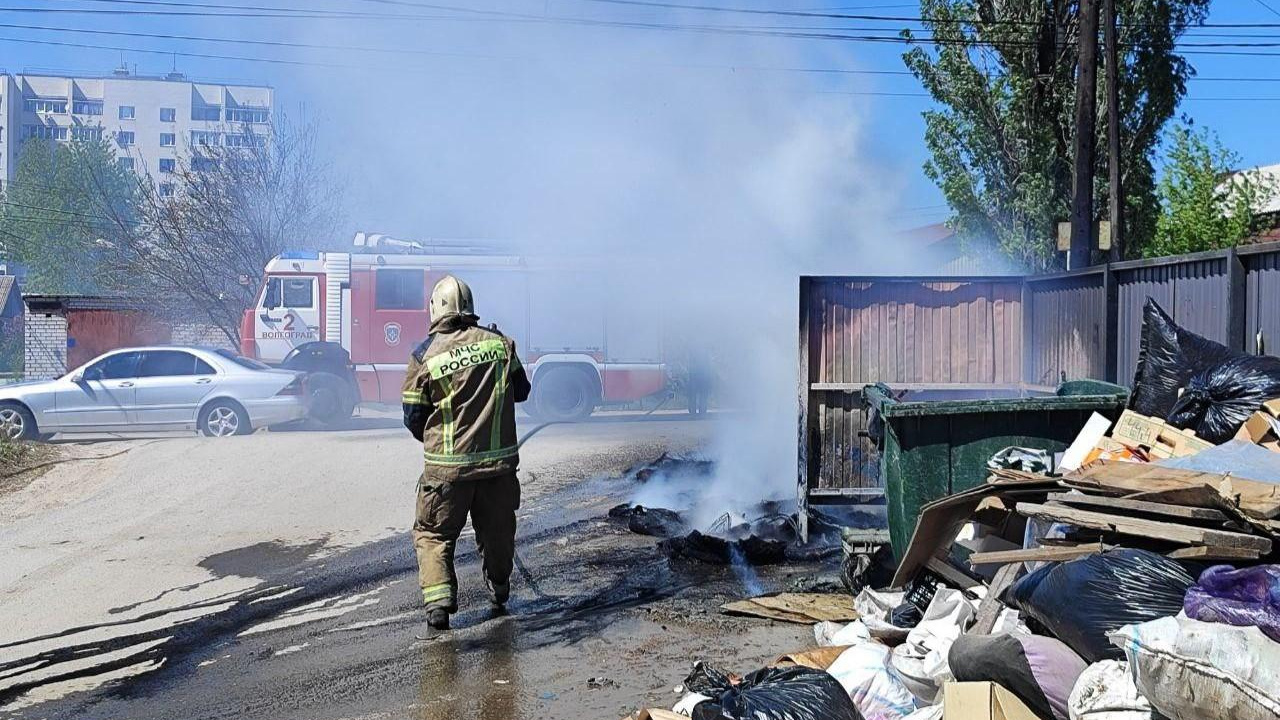 В Волгограде полыхает контейнерная площадка с автомобильными шинами — фото и видео