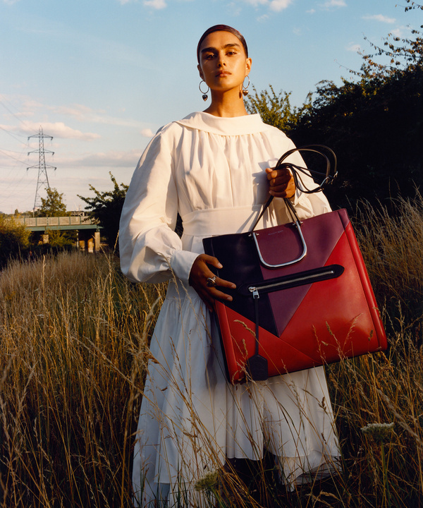 Платья из белого хлопка и кожаные портупеи — самое модное сочетание осени в кампании Alexander McQueen