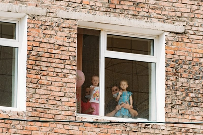 Двое малышей выпали из окна в Усолье-Сибирском