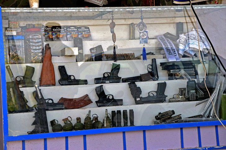 Пистолеты, ручные гранаты и боеприпасы выставлены на продажу в магазине в районе Панджвай провинции Кандагар 4 сентября 2021 года