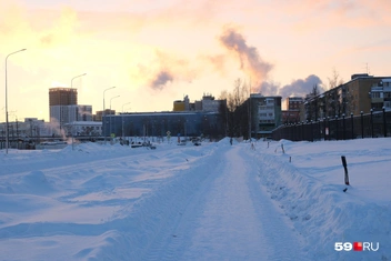 Для безопасности пешеходов тротуар отделили от дороги | Источник: Тимофей Калмаков / 59.RU